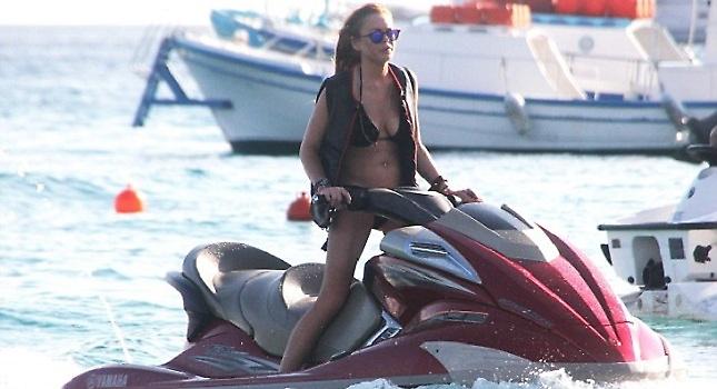 Αποκαλυπτική η Λόχαν στη Μύκονο (pics)