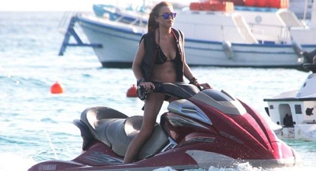 Αποκαλυπτική η Λόχαν στη Μύκονο (pics)