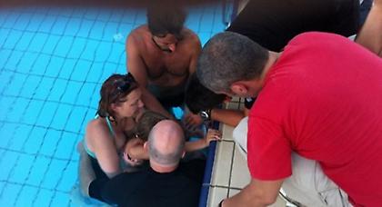 Κοριτσάκι σφήνωσε σε σιφόνι πισίνας στη Σαντορίνη