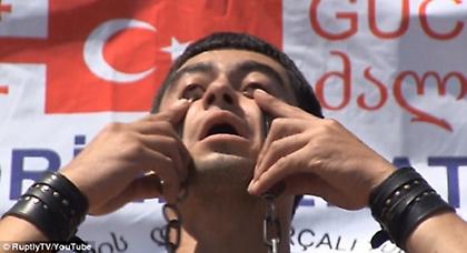 Σηκώνει βάρη με τις βλεφαρίδες του!