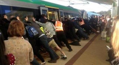 Έσπρωξαν βαγόνι του μετρό για να απεγκλωβίσουν άνθρωπο