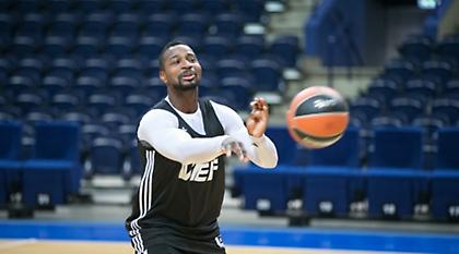 Παρέα με Πελεκάνο ο Ντι Μπράουν