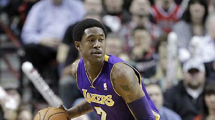 «Βόμβα» Μπρουκς από Αρμάνι!