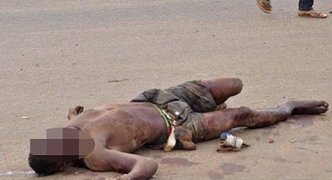 Σοκ στη Λιβερία: Πετούν στους δρόμους τα πτώματα των θυμάτων του Έμπολα! (VIDEO)