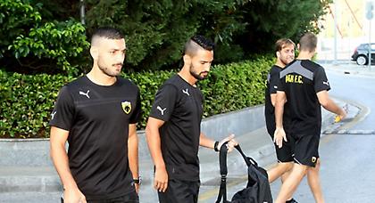 Άφιξη με… υποδοχή για την ΑΕΚ