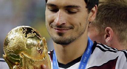 Βρετανικός «εμφύλιος» για Χούμελς