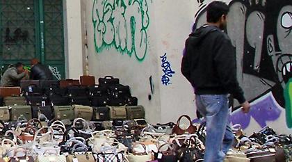 Πέντε συλλήψεις για παρεμπόριο στην Αθήνα