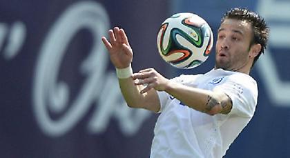 Ο κοντός «καθάρισε» με... κεφαλιές (video)