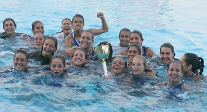 Σάρωσαν οι «μικροί» στις πισίνες