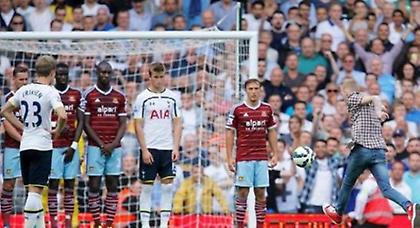 Οπαδός μπούκαρε στο γήπεδο κι εκτέλεσε! (video)