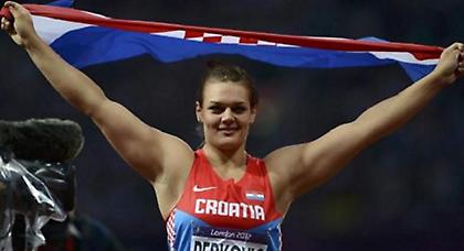 Μόνη της και όλες τους…