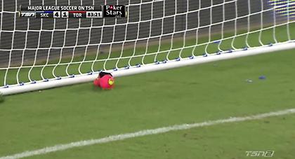 Αντί για τη μπάλα έβαλε γκολ το παπούτσι του