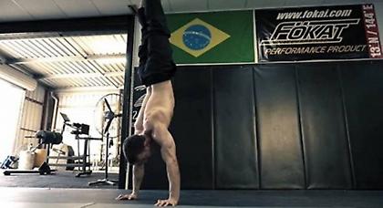 Τέτοια γυμναστική δεν έχετε ξαναδεί (video)