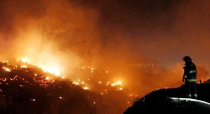 Συνεχίζει το καταστροφικό της έργο η πυρκαγιά στην ορεινή Καλαμπάκα