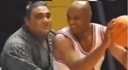 Ο Τζόρνταν και ο Μπάρκλεϊ απέναντι σε παλαιστές σούμο (video)