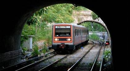 Μοναστηράκι: Έπεσε στις ράγες την ώρα που ερχόταν ο συρμός