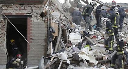 Νεκροί και τραυματίες στο κτήριο που έπεσε στο Παρίσι