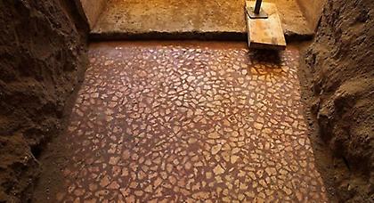 Στρωμένος με μαρμάρινο δάπεδο ο τύμβος της Αμφίπολης