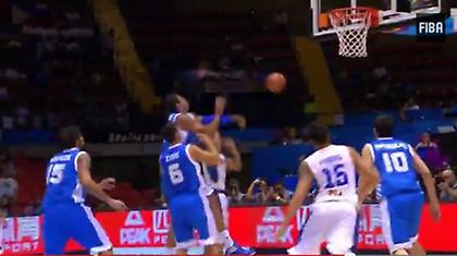 Γιάννης «κερνάει», Γιώργος πίνει (video)