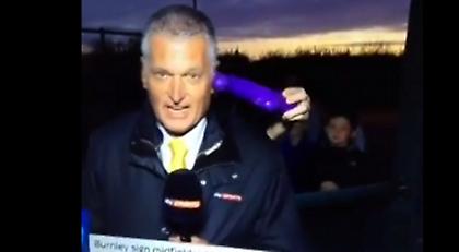 Έβαλε δονητή στο αυτί δημοσιογράφου (video)