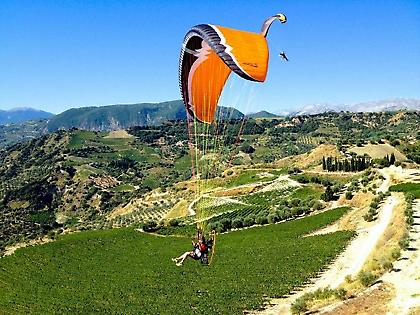 Με αλεξίπτωτο πάνω από αμπελώνες