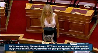 Έξαλλη η Σόδη για την κριτική του ντεκολτέ της