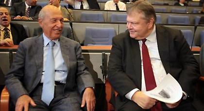 Τη βοήθεια του Σημίτη ζητάει ο Βενιζέλος