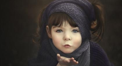 Μητέρα μεταμορφώνει την αναπηρία της κόρης της σε τέχνη