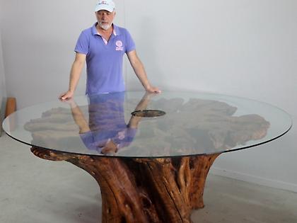 Αιωνόβια ελιά γίνεται μοναδικό έπιπλο