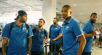 Όχι, κυρία ρεσεψιονίστ. Θα μείνουμε παραπάνω