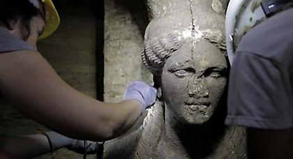 Αμφίπολη: Στο φως δύο καρυάτιδες από τον τύμβο