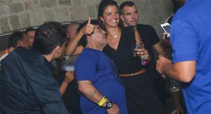 Έμπλεξε σε καυγά κι έβρισε τον Αγουέρο ο Μαραντόνα! (video)