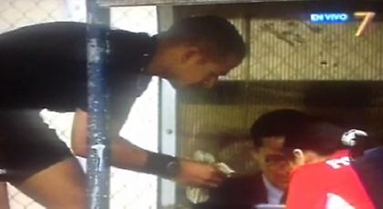 Διαιτητής μετρά λεφτά on camera (video)