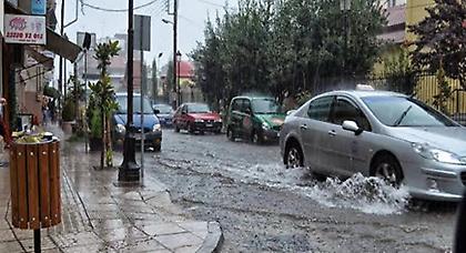 Άνοιξαν οι ουρανοί στην Καστοριά (video)