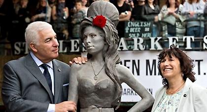 Άγαλμα της Amy Winehouse στο Λονδίνο (vid)