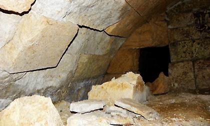 Τέταρτη πύλη πίσω από τα σκαλιά στον τάφο της Αμφίπολης