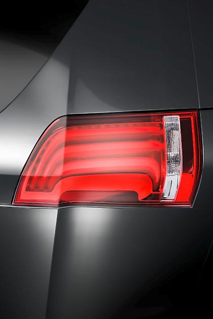 Το πρώτο MPV με προβολείς και πίσω φώτα με τεχνολογία LED