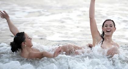 Γυμνοί στα παγωμένα νερά