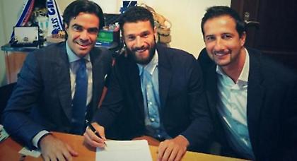 Έμεινε για να γίνει «σημαία»