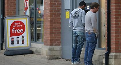 Δεν ήξερε πως λειτουργεί το ΑΤΜ ο Ντι Μαρία! (pics)