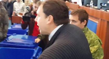 Πέταξαν βουλευτές σε κάδους απορριμμάτων στην Ουκρανία! (video)