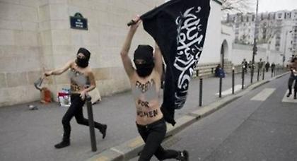 Οι FEMEN γυμνόστηθες με σημαία του Ισλαμικού Κράτους