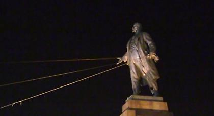 Γκρέμισαν το άγαλμα του Λένιν στο Χάρκοβο