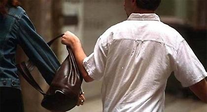 Πήραν με τη βία 300 ευρώ από 47χρονη