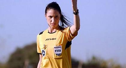 Την... έφαγε στο πρόσωπο γυναίκα διαιτητής (video)