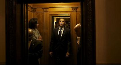 Ο Μπαράκ Ομπάμα στο ασανσέρ με οπλισμένο άνδρα!