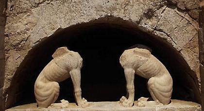 Τμήματα από μαρμάρινη θύρα στον τρίτο θάλαμο του τάφου της Αμφίπολης
