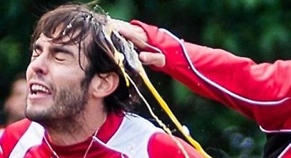 Έσπασαν… αυγά στο κεφάλι του Κακά (video)