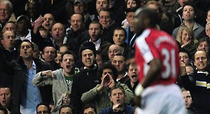 Οπαδός της Άρσεναλ σε τρένο με οπαδούς της Τότεναμ (video)