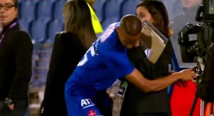 Πήγε για τη μπάλα και έγινε… αγκαλίτσας! (video)